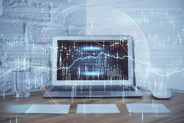 Exposición múltiple del gráfico de divisas y espacio de trabajo con computadora Concepto de comercio internacional en línea