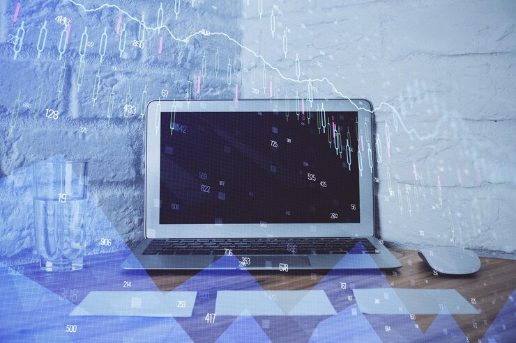Foto exposición múltiple del gráfico de divisas y espacio de trabajo con computadora concepto de comercio internacional en línea
