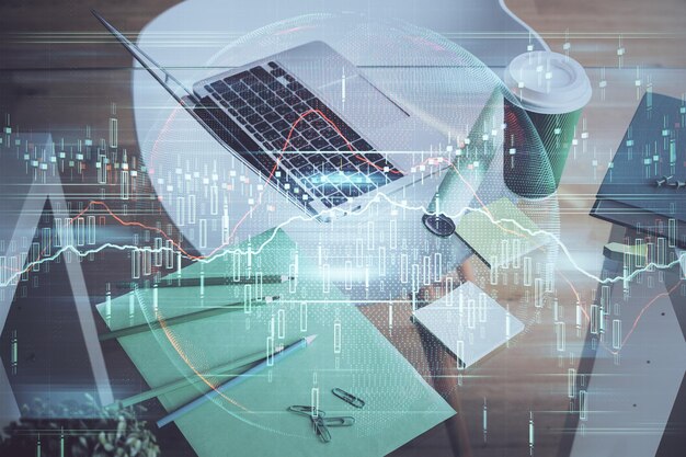 Exposición múltiple del gráfico de divisas y espacio de trabajo con computadora Concepto de comercio internacional en línea