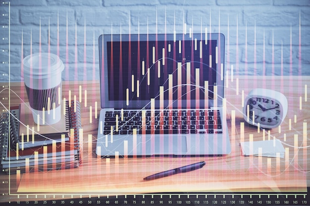 Exposición múltiple del gráfico de divisas y espacio de trabajo con computadora Concepto de comercio internacional en línea