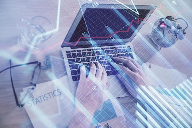 Exposición múltiple del gráfico de divisas con un hombre trabajando en la computadora en el fondo Concepto de análisis de mercado