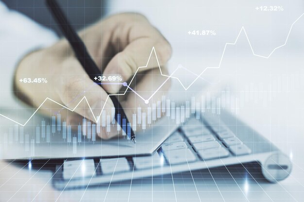 Exposición múltiple de gráfico financiero abstracto con escritura a mano en un cuaderno sobre el concepto financiero y comercial de fondo