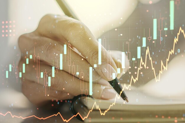Exposición múltiple de gráfico financiero abstracto con escritura a mano en un cuaderno sobre el concepto financiero y comercial de fondo