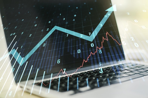 Exposición múltiple de gráfico financiero abstracto con flecha hacia arriba en el concepto financiero y comercial de fondo de computadora moderna