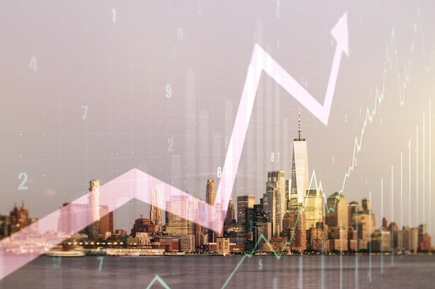 Exposición múltiple de gráfico financiero abstracto virtual e interfaz de flecha hacia arriba en los rascacielos de la ciudad de Nueva York concepto de aumento y avance