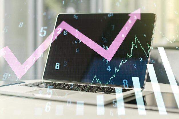 Exposición múltiple de gráfico financiero creativo abstracto con flecha hacia arriba en el concepto de inversión y forex de fondo de computadora portátil moderna