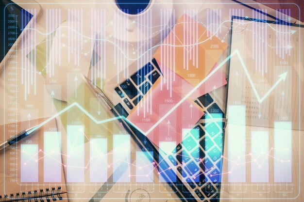 Exposición múltiple del gráfico financiero sobre el fondo de la mesa con computadora Concepto de investigación y análisis Vista superior