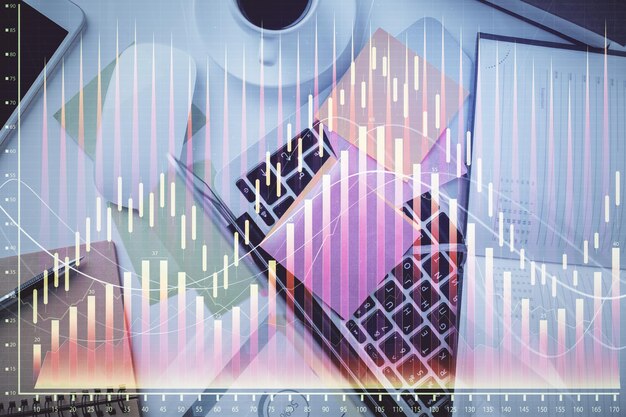 Exposición múltiple del gráfico financiero sobre el fondo de la mesa con computadora Concepto de investigación y análisis Vista superior