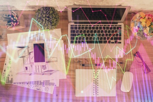 Foto exposición múltiple del gráfico financiero sobre el fondo de la mesa con computadora concepto de investigación vista superior