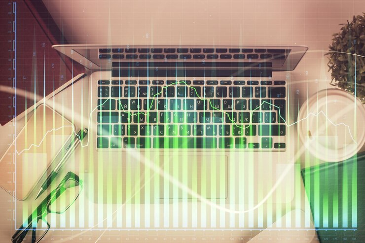 Foto exposición múltiple del gráfico financiero sobre el fondo de la mesa con computadora concepto de investigación vista superior