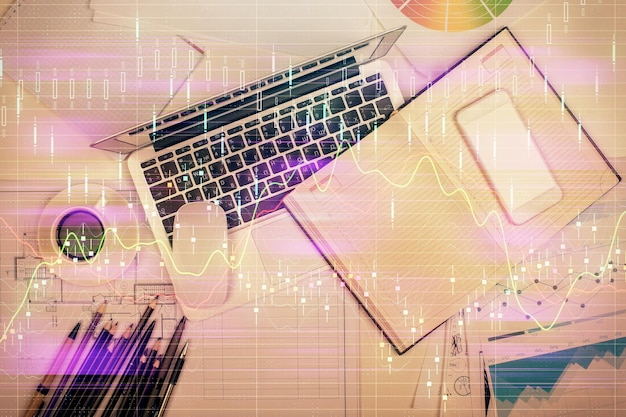 Exposición múltiple del gráfico de forex dibujando sobre el fondo de la tabla con computadora Concepto de investigación y análisis financiero Vista superior