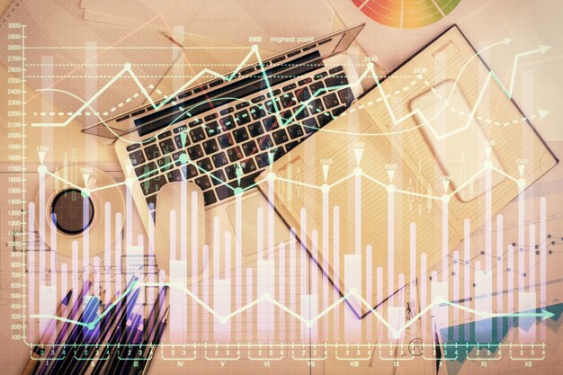 Exposición múltiple del gráfico de forex dibujando sobre el fondo de la tabla con computadora Concepto de investigación y análisis financiero Vista superior