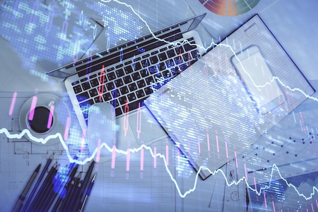 Exposición múltiple del gráfico de forex dibujando sobre el fondo de la tabla con computadora Concepto de investigación y análisis financiero Vista superior