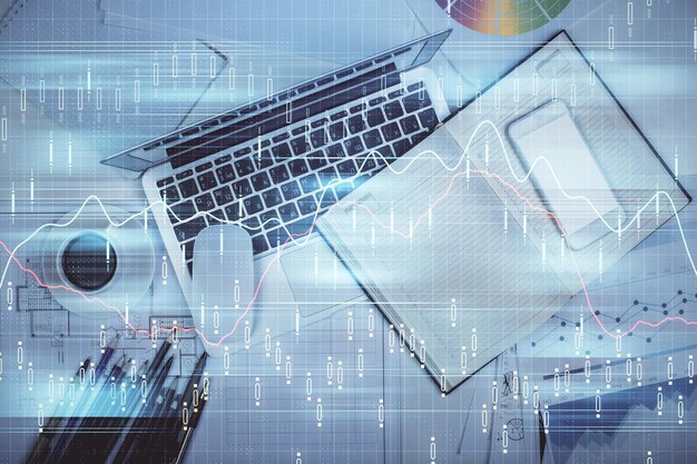 Exposición múltiple del gráfico de forex dibujando sobre el fondo de la tabla con computadora Concepto de investigación y análisis financiero Vista superior