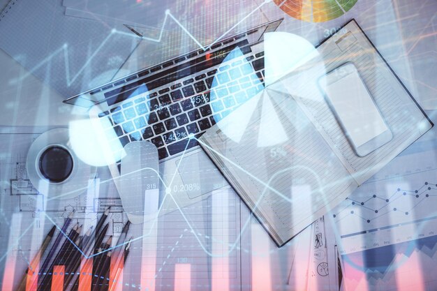 Exposición múltiple del gráfico de forex dibujando sobre el fondo de la tabla con computadora Concepto de investigación y análisis financiero Vista superior