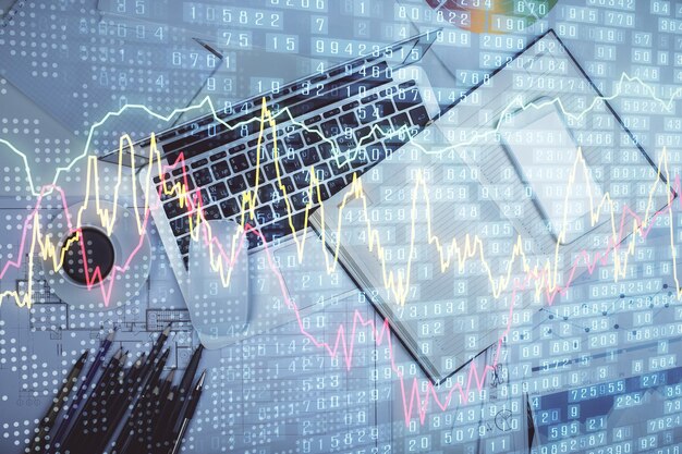 Exposición múltiple del gráfico de forex dibujando sobre el fondo de la tabla con computadora Concepto de investigación y análisis financiero Vista superior