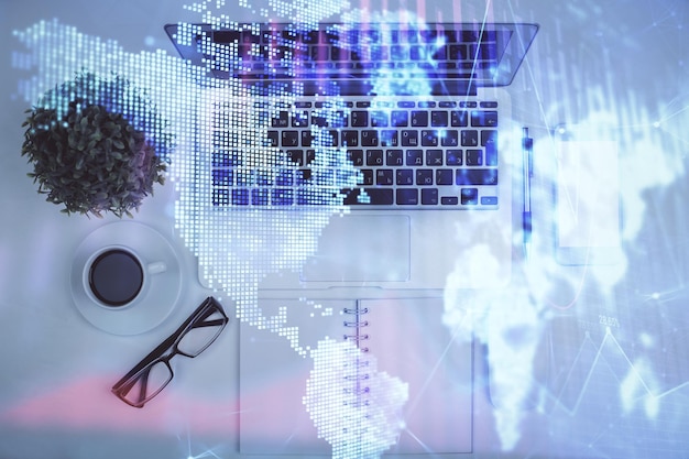 Exposición múltiple del gráfico de forex dibujando sobre el fondo de la tabla con computadora Concepto de investigación y análisis financiero Vista superior
