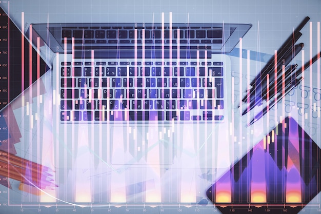 Exposición múltiple del gráfico de forex dibujando sobre el fondo de la tabla con computadora Concepto de investigación y análisis financiero Vista superior