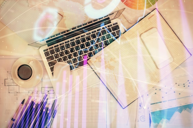 Exposición múltiple del gráfico de forex dibujando sobre el fondo de la tabla con computadora Concepto de investigación y análisis financiero Vista superior