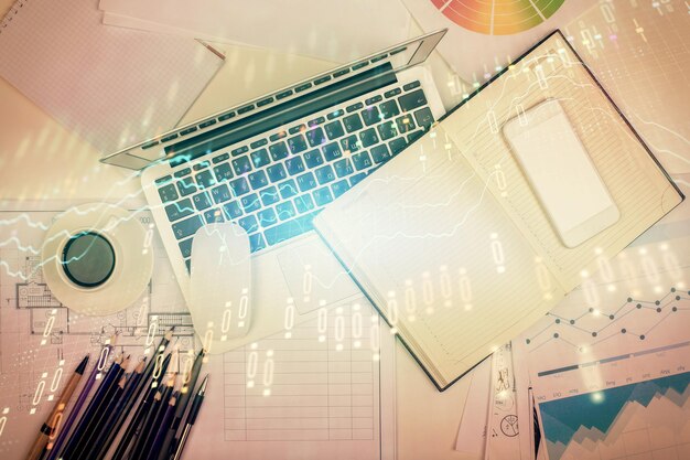 Exposición múltiple del gráfico de forex dibujando sobre el fondo de la tabla con computadora Concepto de investigación y análisis financiero Vista superior