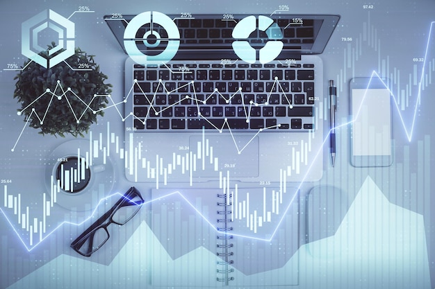 Exposición múltiple del gráfico de forex dibujando sobre el fondo de la tabla con computadora Concepto de investigación y análisis financiero Vista superior