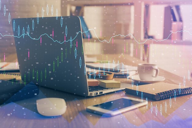 Exposición múltiple del gráfico forex y espacio de trabajo con computadora Concepto de comercio internacional en línea