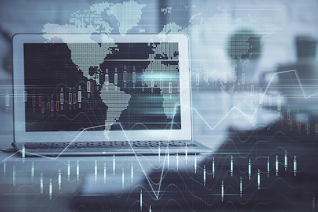 Exposición múltiple del gráfico forex y espacio de trabajo con computadora Concepto de comercio internacional en línea