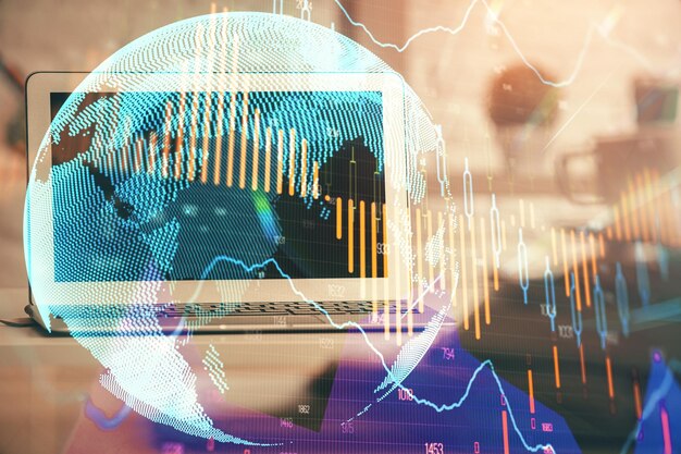 Exposición múltiple del gráfico forex y espacio de trabajo con computadora Concepto de comercio internacional en línea