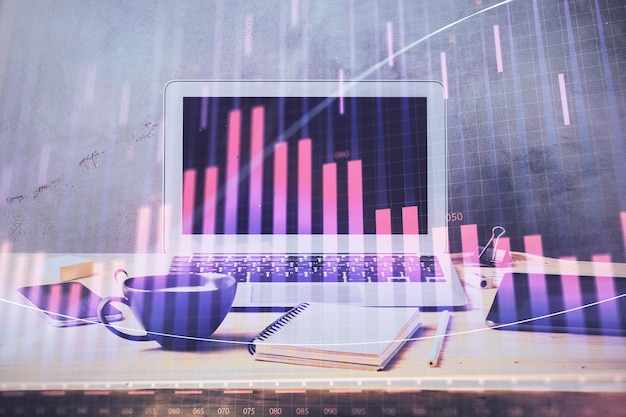Exposición múltiple del gráfico forex y espacio de trabajo con computadora Concepto de comercio internacional en línea