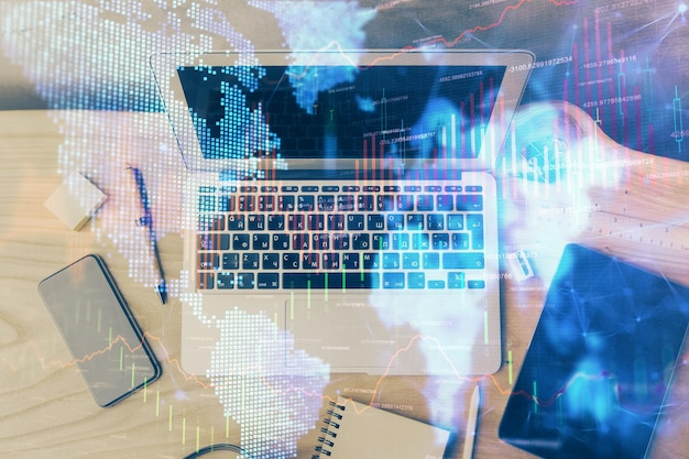 Exposición múltiple del gráfico forex y espacio de trabajo con computadora Concepto de comercio internacional en línea