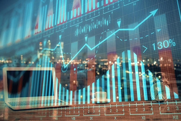 Exposición múltiple del gráfico forex y espacio de trabajo con computadora Concepto de comercio internacional en línea
