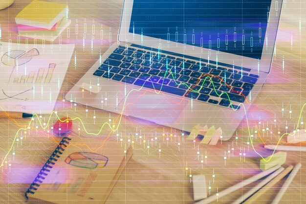 Exposición múltiple del gráfico forex y espacio de trabajo con computadora Concepto de comercio internacional en línea