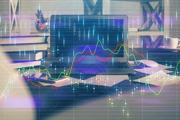 Exposición múltiple del gráfico forex y espacio de trabajo con computadora Concepto de comercio internacional en línea