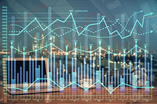 Exposición múltiple del gráfico forex y espacio de trabajo con computadora Concepto de comercio internacional en línea