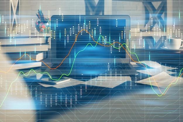 Exposición múltiple del gráfico forex y espacio de trabajo con computadora Concepto de comercio internacional en línea