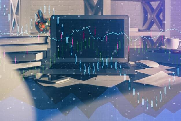 Exposición múltiple del gráfico forex y espacio de trabajo con computadora Concepto de comercio internacional en línea