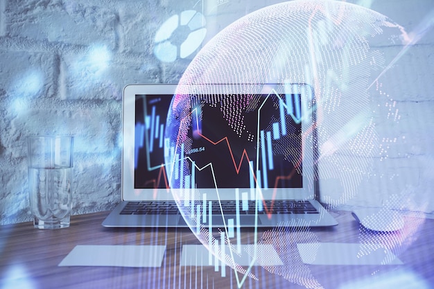 Exposición múltiple del gráfico forex y espacio de trabajo con computadora Concepto de comercio internacional en línea