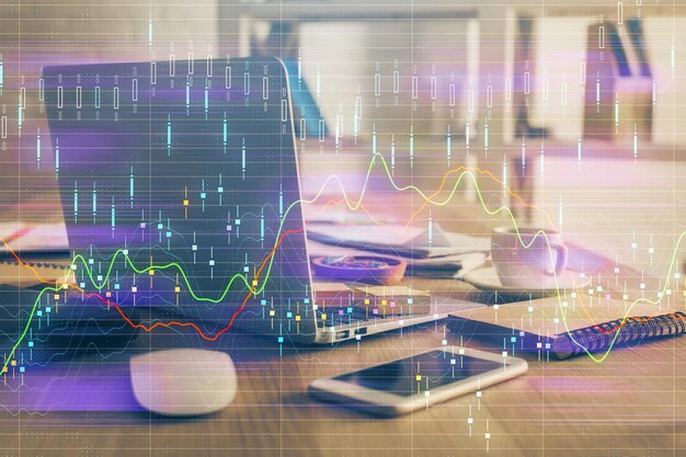 Exposición múltiple del gráfico forex y espacio de trabajo con computadora Concepto de comercio internacional en línea