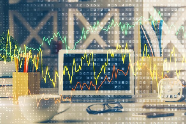 Exposición múltiple del gráfico forex y espacio de trabajo con computadora Concepto de comercio internacional en línea