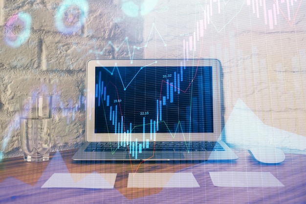 Exposición múltiple del gráfico forex y espacio de trabajo con computadora Concepto de comercio internacional en línea