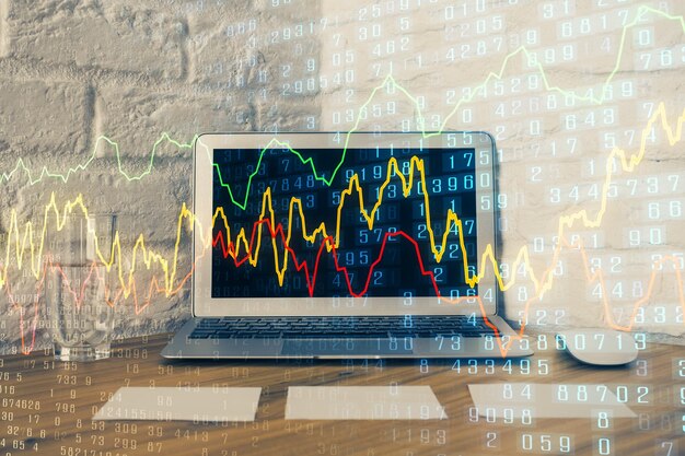 Exposición múltiple del gráfico forex y espacio de trabajo con computadora Concepto de comercio internacional en línea