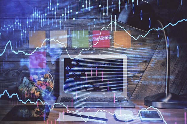 Exposición múltiple del gráfico forex y espacio de trabajo con computadora Concepto de comercio internacional en línea