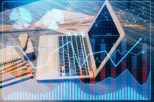 Exposición múltiple del gráfico forex y espacio de trabajo con computadora Concepto de comercio internacional en línea