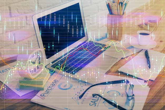Exposición múltiple del gráfico forex y espacio de trabajo con computadora Concepto de comercio internacional en línea