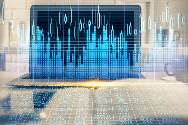 Exposición múltiple del gráfico forex y espacio de trabajo con computadora Concepto de comercio internacional en línea