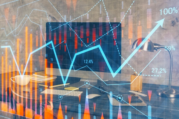 Exposición múltiple del gráfico forex y espacio de trabajo con computadora Concepto de comercio internacional en línea