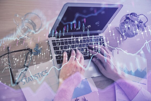 Exposición múltiple del gráfico de forex con el hombre que trabaja en la computadora en el fondo Concepto de análisis de mercado