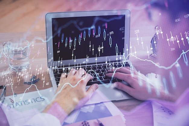 Exposición múltiple del gráfico de mercado con el hombre que trabaja en la computadora en el fondo Concepto de análisis financiero