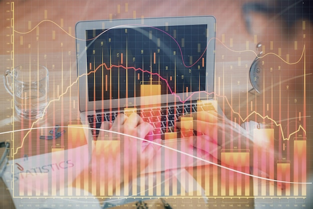 Exposición múltiple del gráfico de mercado con el hombre que trabaja en la computadora en el fondo Concepto de análisis financiero