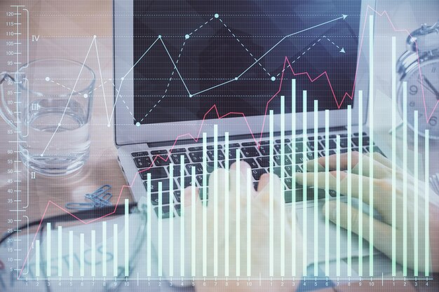 Exposición múltiple del gráfico de mercado con un hombre trabajando en una computadora en segundo plano Concepto de análisis financiero